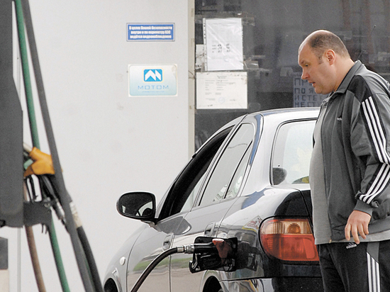 Бензин стал бесконтрольным: литр АИ-95 подорожает до 60 рублей