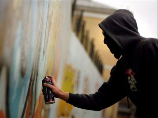 В Мичуринске задержали вандала, разрисовавшего стены зданий баллончиком