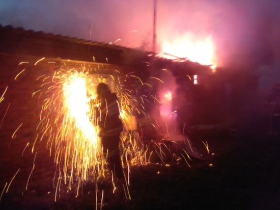 Кирпичные сараи в Новомосковске тоже горят