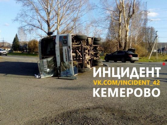 Mercedes повалил пассажирский автобус на бок в Кемерове