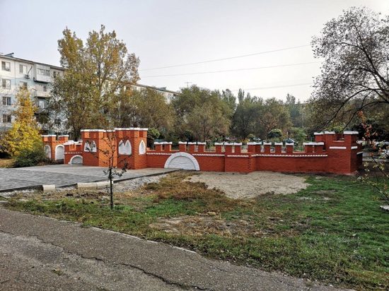 В Астрахани отремонтировали детский городок