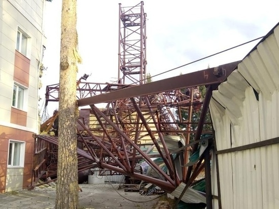 Башенный кран упал на детский сад в Барнауле