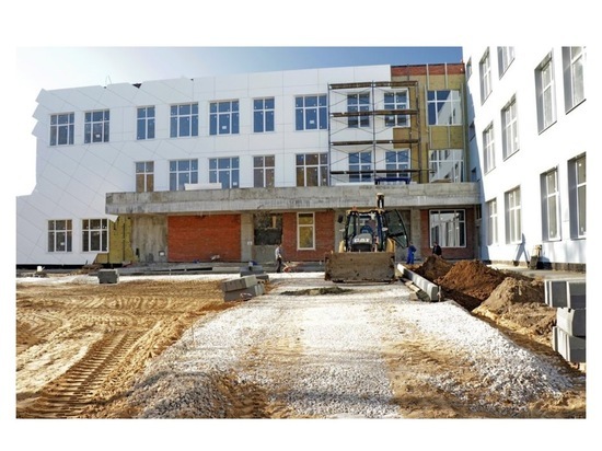 В Большевике проверили строительные работы в новой школе