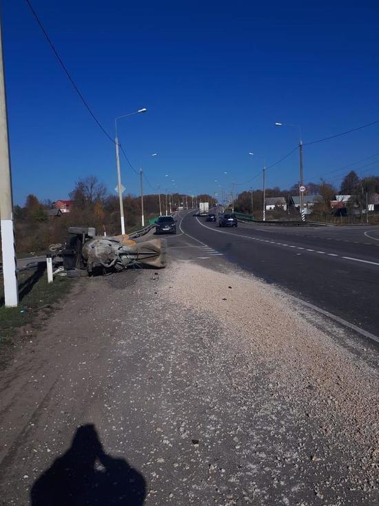 Столкновение с самосвалом в Щекинском районе: пассажир легковушки в больнице