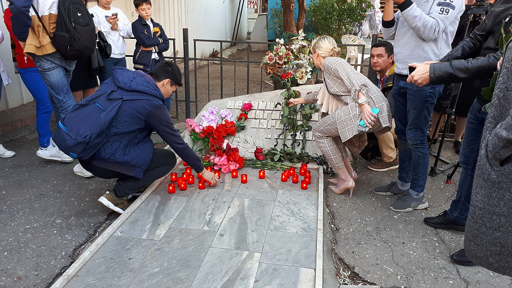 Астраханцы несут цветы и свечи в память о жертвах в Керчи