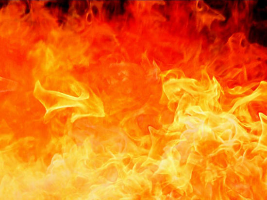 Из горящего дома в Екатеринбурге эвакуировано более 100 человек