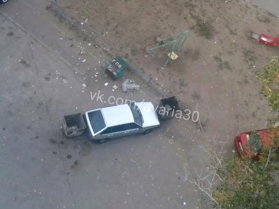 В Астрахани мусоровоз отомстил водителю за неправильную парковку