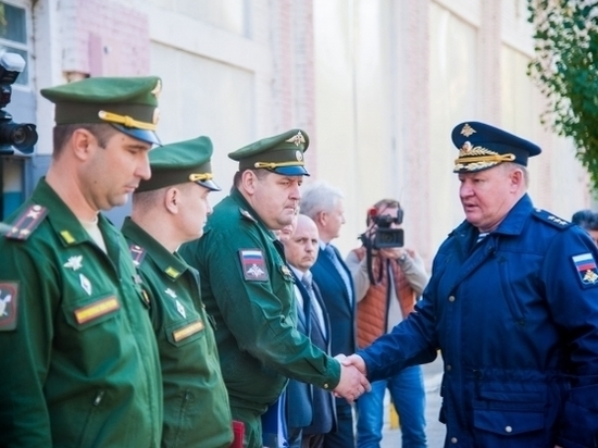 Главнокомандующий ВДВ осмотрел в Волгограде образцы войсковой техники