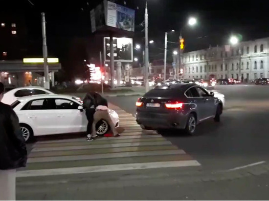 В Сеть попала схватка водителей Audi и BMW в Туле