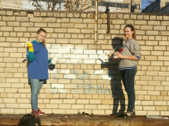 Более 100 граффити с рекламой наркотиков закрасили в Пскове
