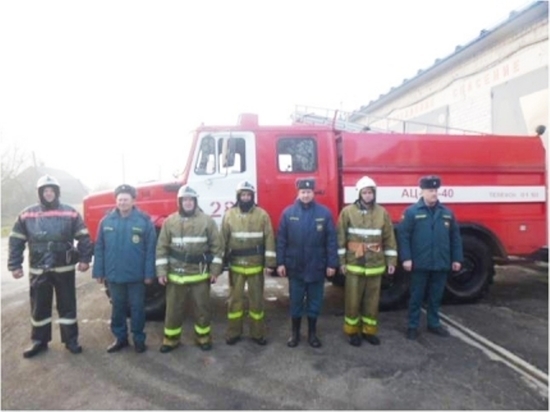 Из горящего дома в Тверской области спасатели вывели двух человек
