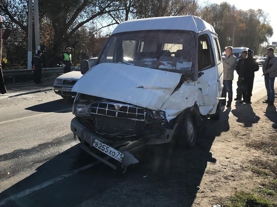 Автобус и пассажирская «Газель» столкнулись в Туле: есть погибший