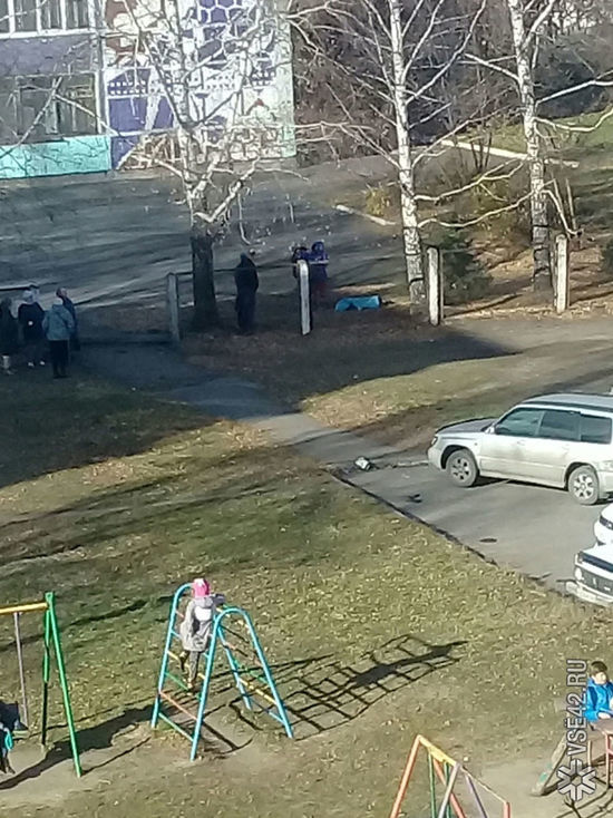 Мертвый пенсионер несколько часов пролежал рядом со школой в Кемерове