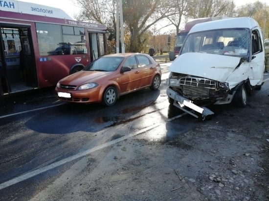 Автобус и пассажирская «Газель» столкнулись в Туле: есть пострадавшие