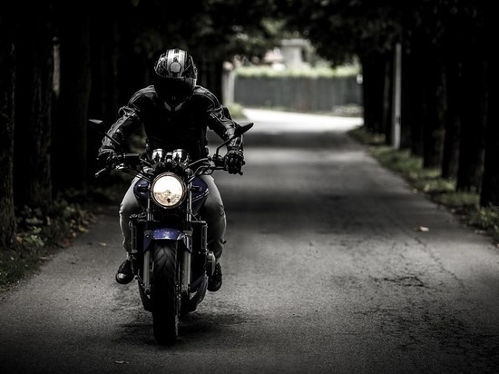 Кузбасский мотоциклист без прав врезался в гравий и скончался