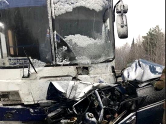 Пассажирский автобус протаранил автомобиль под Анжеро-Судженском