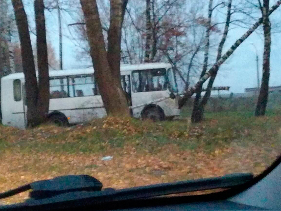 Водитель «ПАЗа» протаранил такси на Большом московском кольце