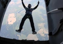 Парашютист из подмосковного Клина Олег Комяков выжил после падения с высоты 500 метров