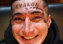 Мастер тату-салона набил клиенту на лбу слово «кидала» после того, как тот отказался платить за его работу