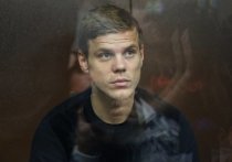 Нападающему "Зенита" Александру Кокорину и его брату Кириллу могут предъявить обвинение в экстремизме, сообщает телеграм-канал Mash