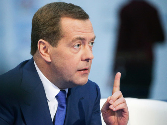Медведев анонсировал введение запрета на вывод денег на Украину