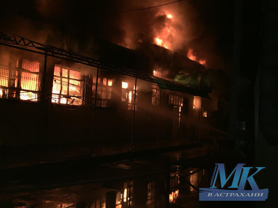 В сети появились фото и видео с пожара крупного рынка в Астраханской области