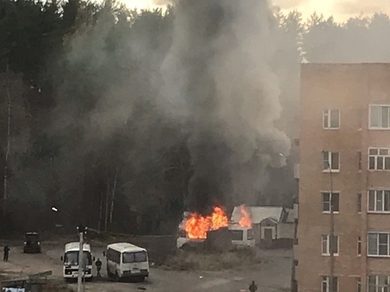 В Тверской области во время движения загорелся автобус