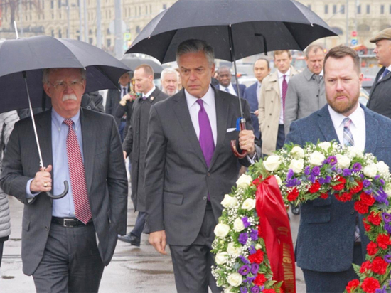 Песков прокомментировал посещение Болтоном места убийства Немцова перед встречей с Путиным Песков прокомментировал посещение Болтоном места убийства Немцова перед встречей с Путиным