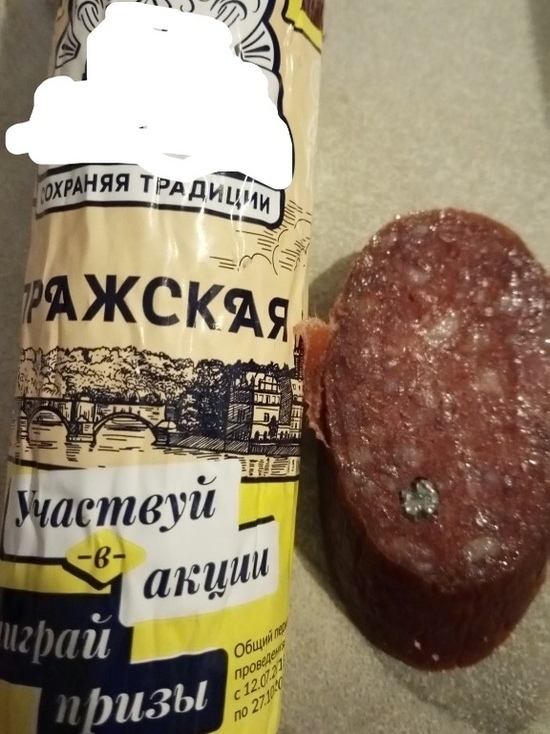 Соцсети: оренбуржец из супермаркета принес домой колбасу с болтом