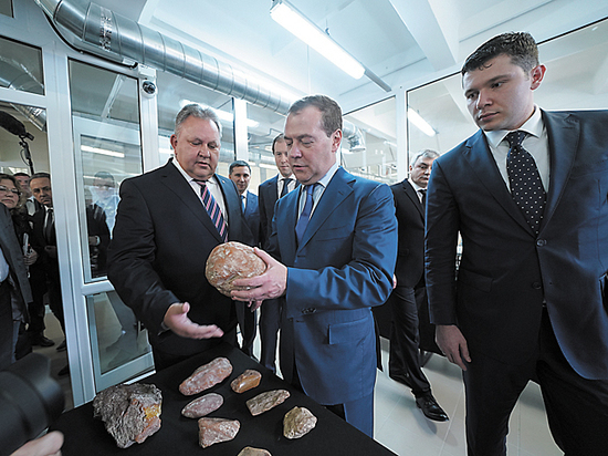 Медведев заявил о введении санкций против 