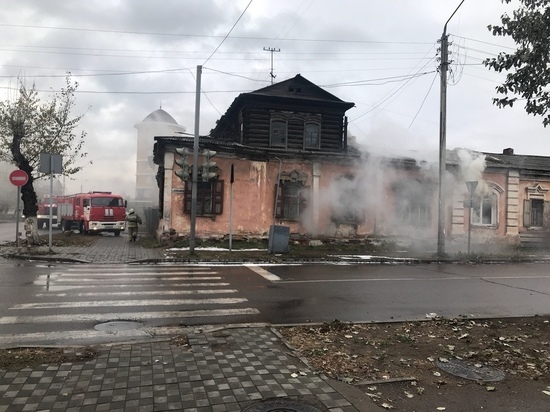 В центре Улан-Удэ загорелось историческое здание