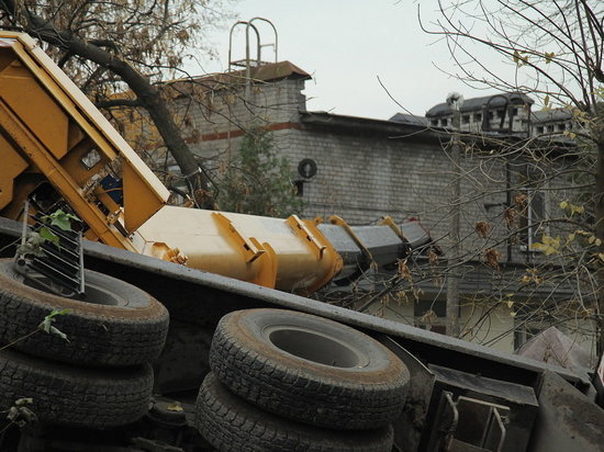 Автокран упал на детсад из-за ошибки крановщика, – администрация Нижнего Новгорода