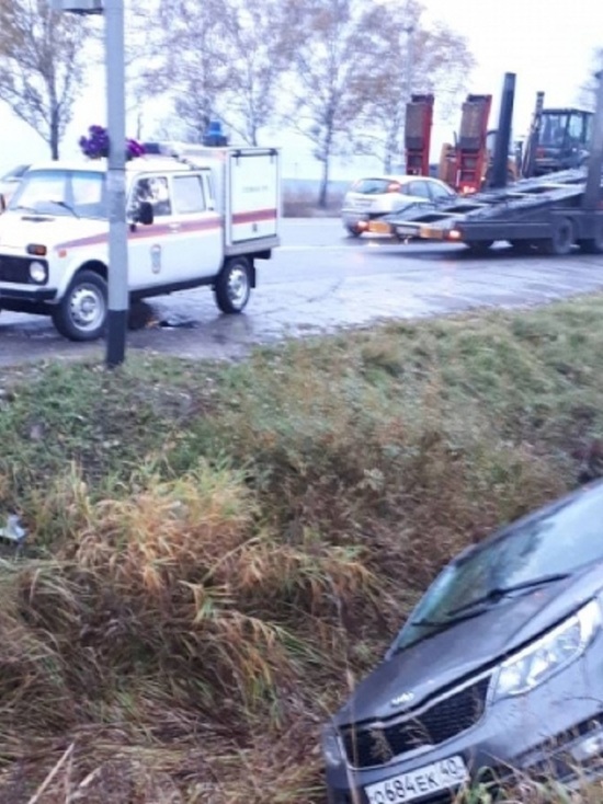 Легковушка вылетела в кювет после столкновения с автовозом под Калугой