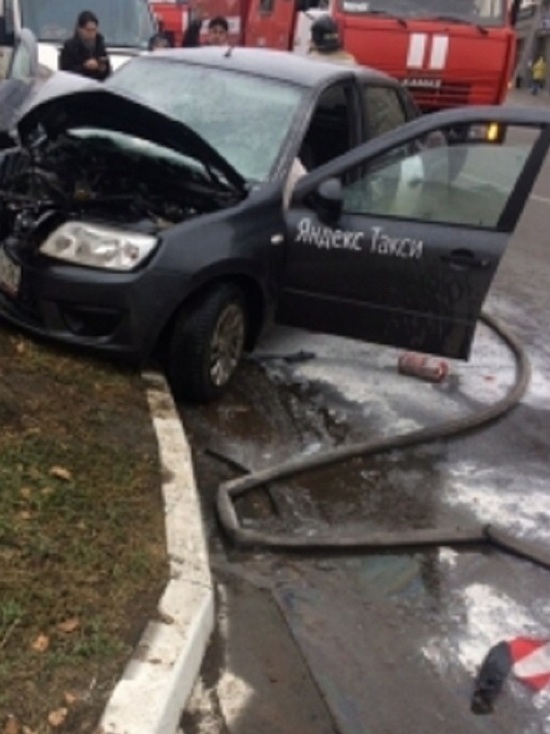 В Оренбурге на улице Чичерина машина «Яндекс-такси» поймала столб, есть пострадавшие