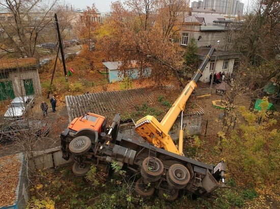 Стали известны подробности падения крана на детсад в Нижнем Новгороде