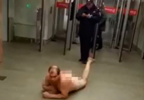 Голый мужчина, который ползал по полу в столичном метро, оказался наркоманом