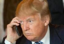 По данным издания The New York Times, президент США Дональд Трамп часто игнорирует просьбу сотрудников американских спецслужб использовать для общения только защищенные каналы связи, глава Белого дома предпочитает разговаривать через свой незащищенный от прослушивания iPhone