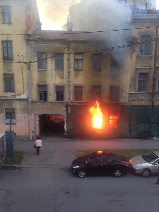 На улице Тюшина горел ремонтируемый дом
