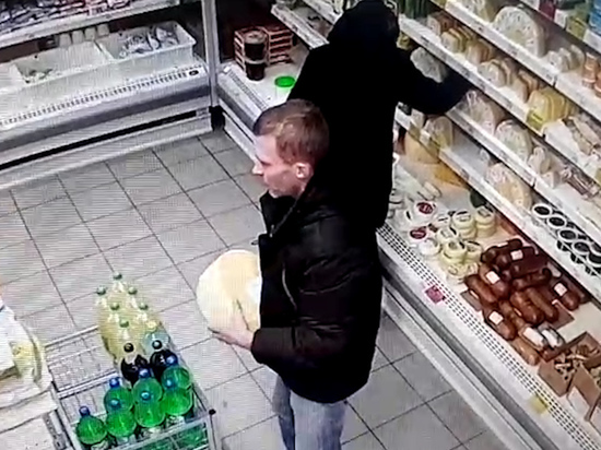 Кузбассовец незаметно украл из супермаркета огромный кусок сыра