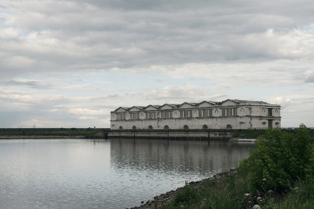 Верхневолжское водохранилище. ГЭС Рыбинск. Рыбинская гидроэлектростанция. Рыбинское водохранилище ГЭС. Рыбинск гидроэлектростанция.