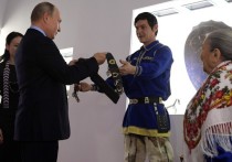 Владимир Путин увез из Ханты-Мансийска, где в пятницу состоялся Совет по межнациональным отношениям, подарки, которые, наверняка, пригодятся ему в дальнейшей деятельности