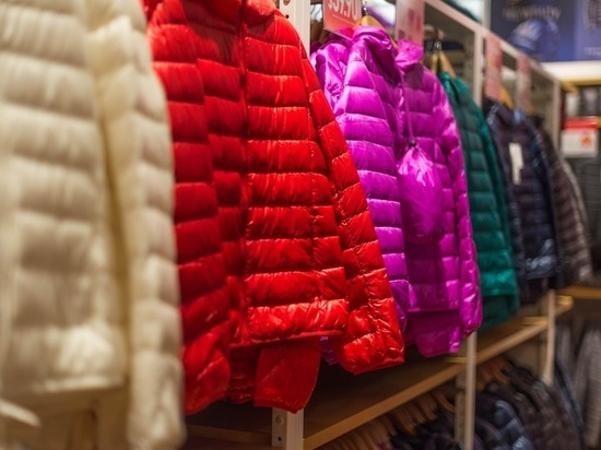 При покупке зимней куртки следует посмотреть на соотношение пуха и пера