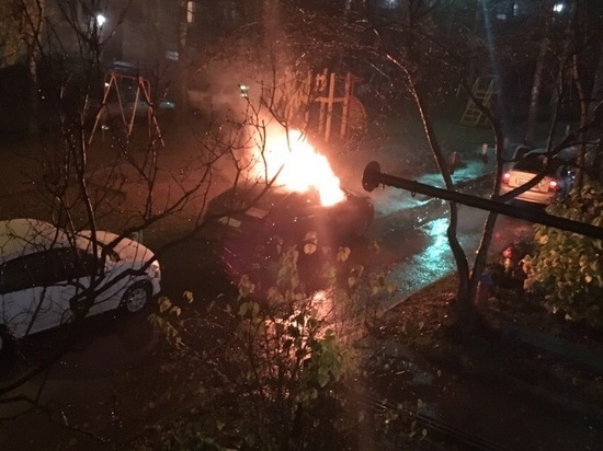 Во дворе жилого дома в Тверской области вспыхнул автомобиль