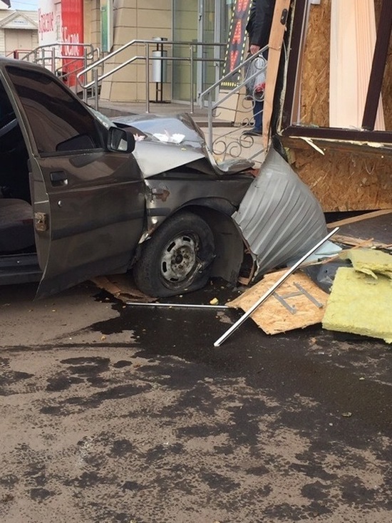 Соцсети: в Оренбурге автоледи вылетела с дороги и врезалась в продуктовый ларек