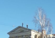Кемеровчане в воскресенье заметили на крыше многоэтажного дома двух детей, которые играли там без страха за свою жизнь