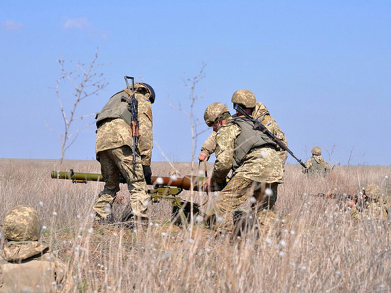 Так Украина должна ответить на произошедшие на украинских арсеналах взрывы, считают в ведомстве