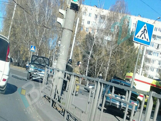 Две машины столкнулись на перекрестке в Барнауле
