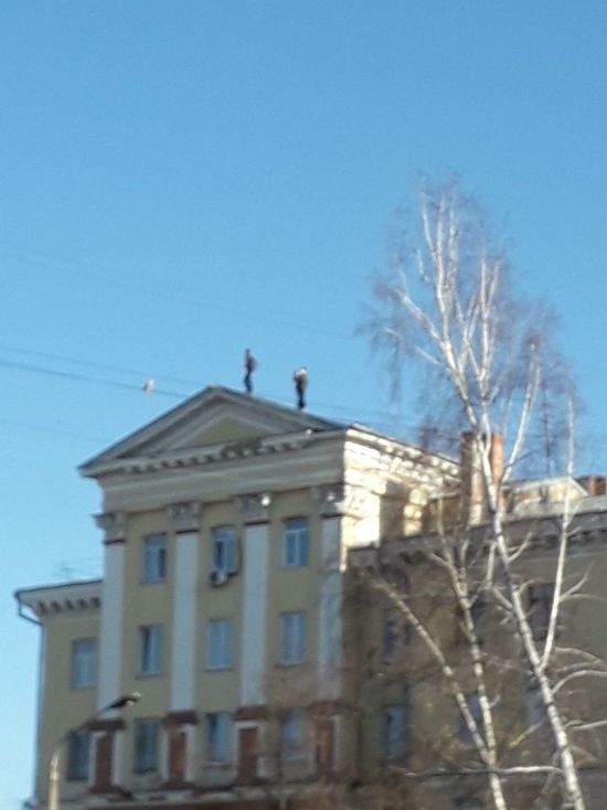 Кемеровчане шокированы играми детей на крыше высоток