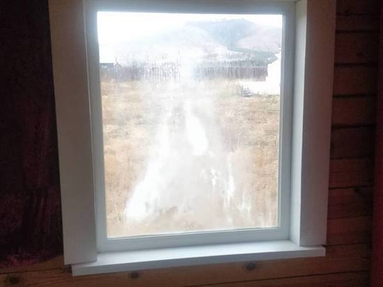 Фото дня: В Бурятии экс-замминистра спорта увидел на окне облик Будды