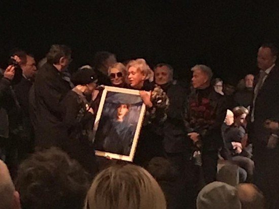 Вдова Караченцова подарила Чуриковой ее портрет: "Так Коленька завещал"